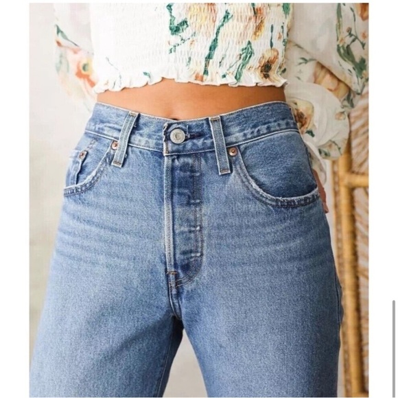 Levi’s 501 jeans Women’s Light Wash Distressed Tapered High Rise 90s - Picture 13 of 14